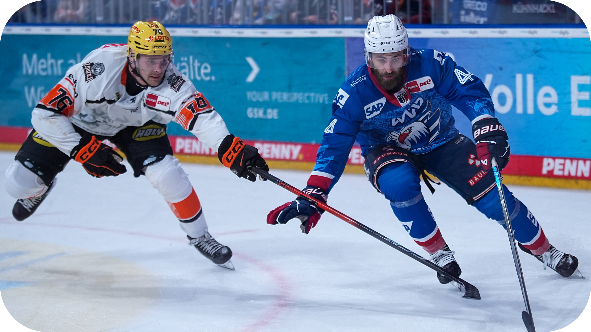 Spieler der Adler Mannheim und Löwen Frankfurt während eines Spiels der PENNY DEL.